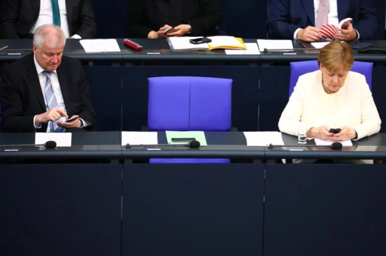 Ψυχρό κλίμα ανάμεσα σε Μέρκελ-Ζεεχόφερ: «Παράταση ζωής» της κυβέρνησης ο συμβιβασμός – Τι αναφέρουν διεθνή ΜΜΕ